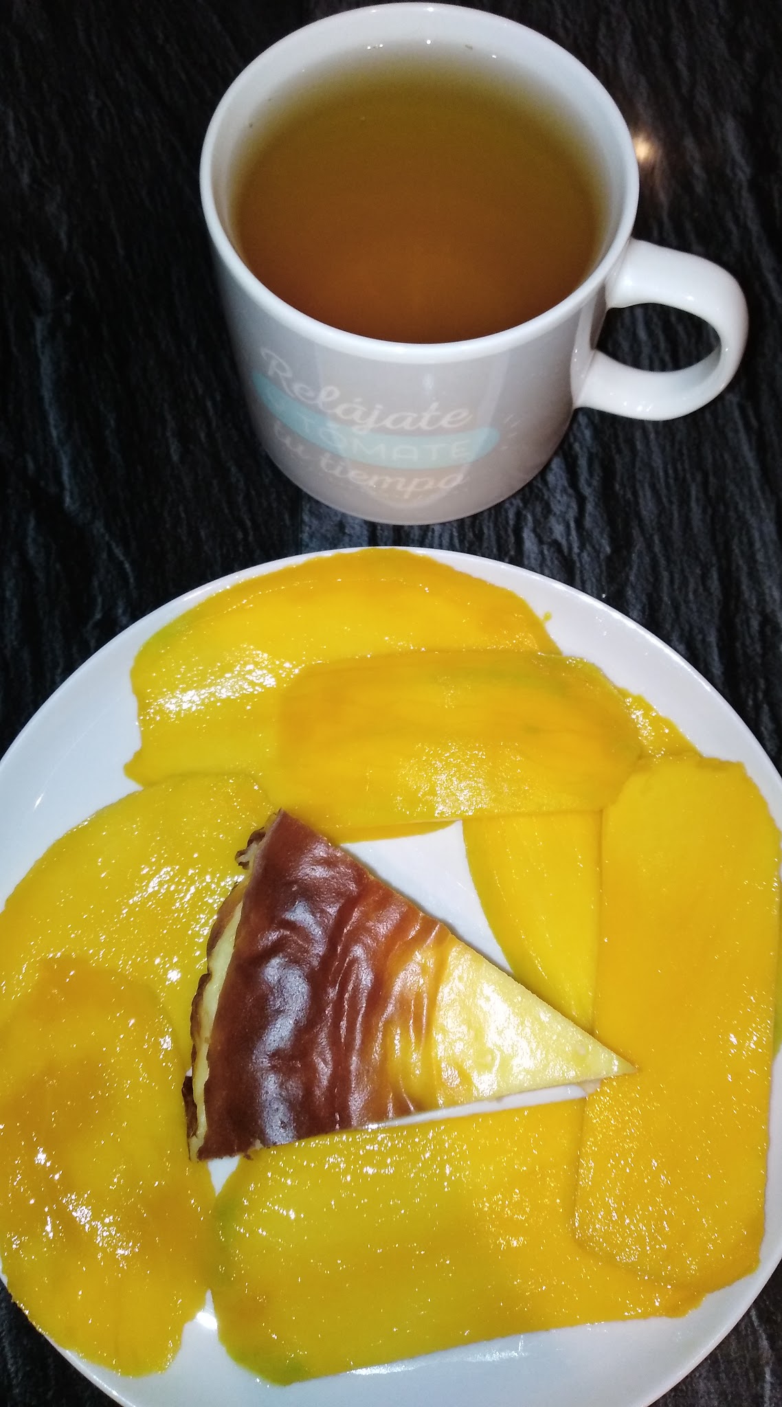Tarta de queso con mango y té